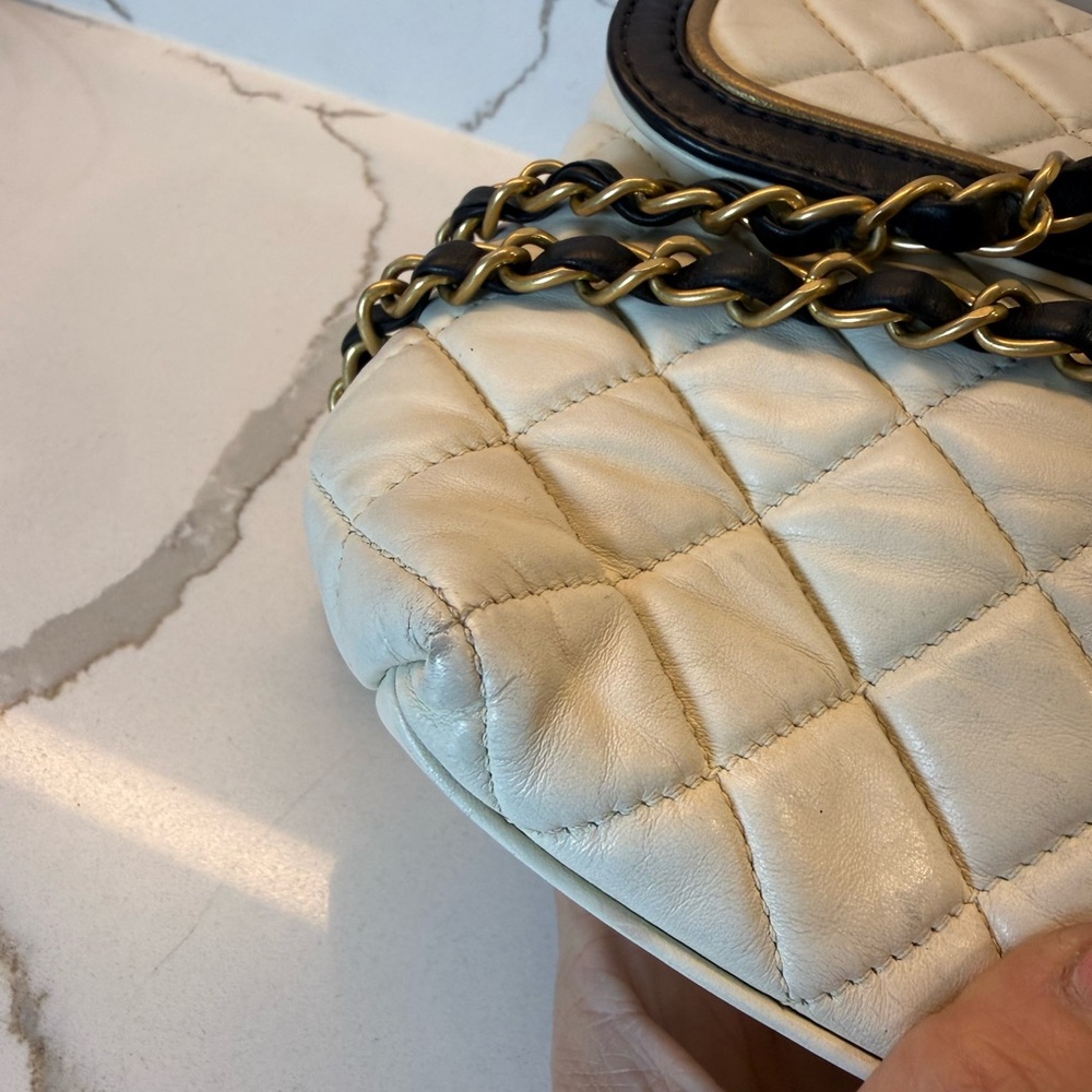 CHANEL Quilted Lambskin White Bag - Picture 7 of 17